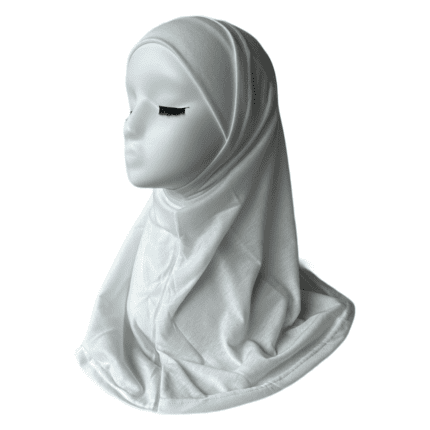 Hijab 2 pièces en coton blanc cassé, élégant et confortable, idéal pour un maintien parfait et une touche raffinée. Vendu par Belle et Voilée. Fabrication syrienne.