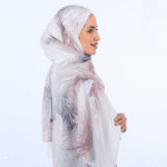Hijab imprimé en crêpe – Tourbillon de plumes (Collection Ange) – Image 3
