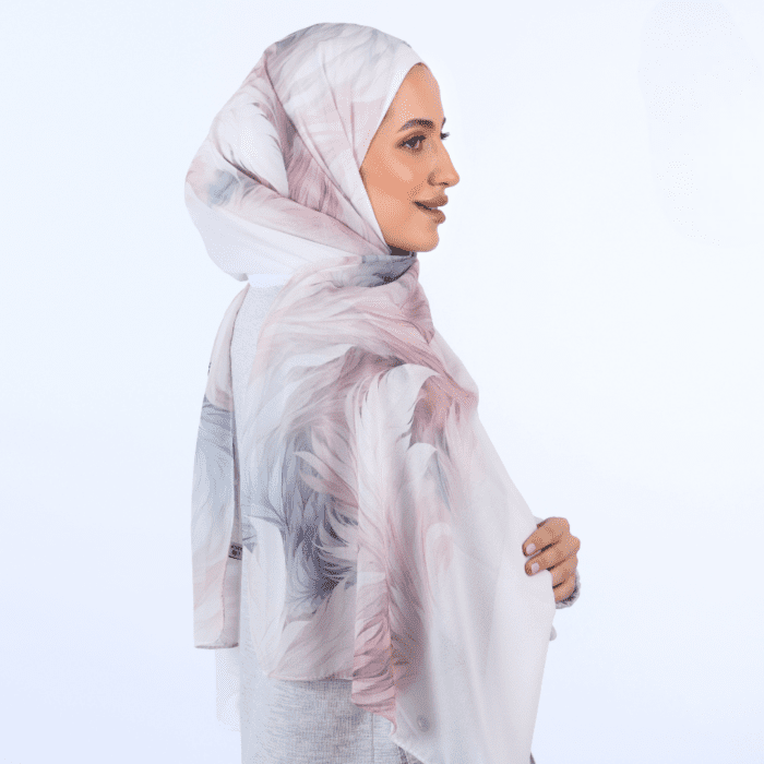 Hijab imprimé en crêpe – Tourbillon de plumes (Collection Ange) – Image 3