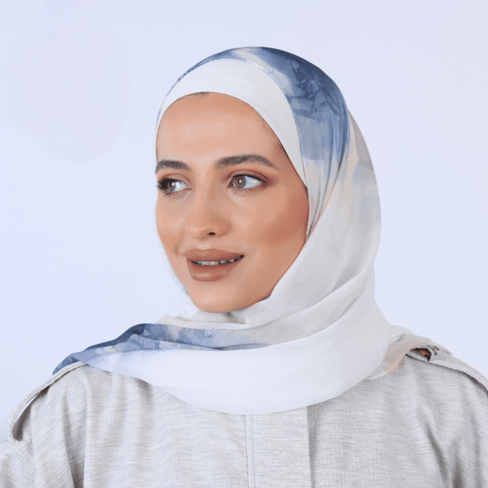 Hijab imprimé en crêpe - Éclats d’Opale (collection Marbre) – Image 3
