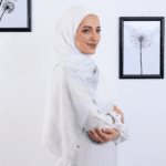 Hijab imprimé en crêpe – Nuage de plumes (Collection Ange) – Image 5