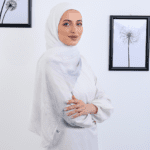 Hijab imprimé en crêpe Belle et Voilée by Nisreen, avec motifs de plumes dessinées, alliant élégance, finesse et qualité exceptionnelle. Fabrication syrienne. Dimensions : 65 x 180 cm