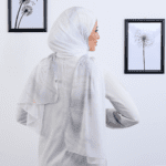 Hijab imprimé en crêpe – Nuage de plumes (Collection Ange) – Image 2