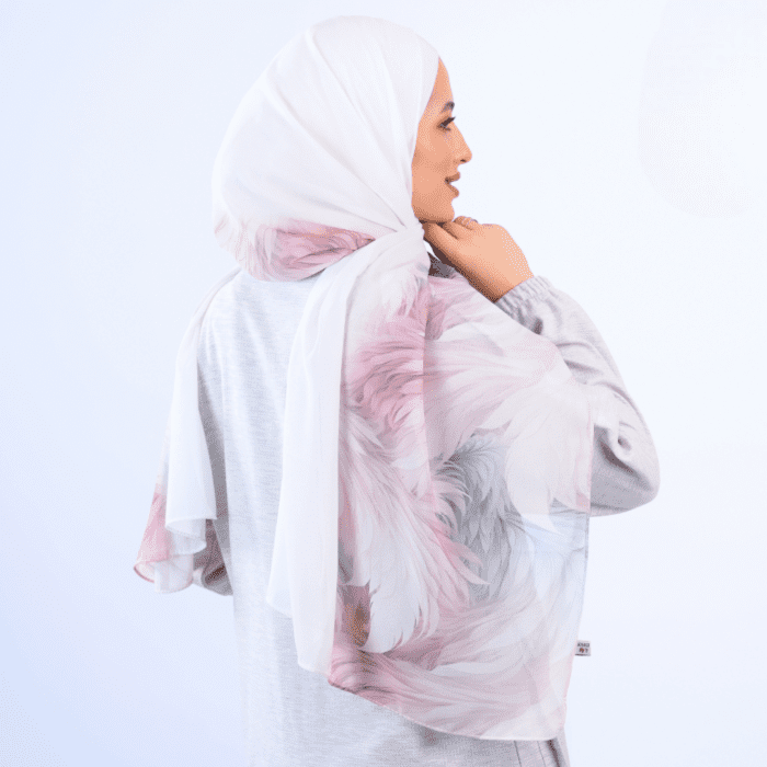 Hijab imprimé en crêpe – Tourbillon de plumes (Collection Ange) – Image 2