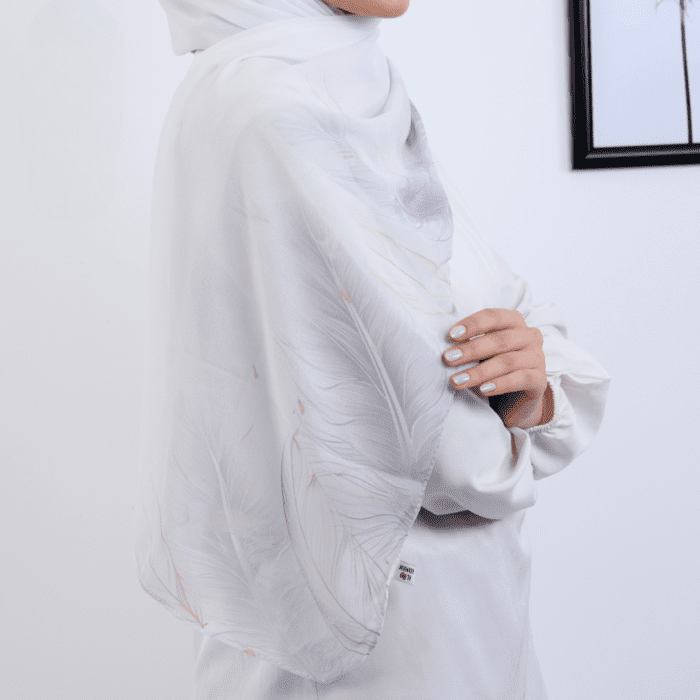 Hijab imprimé en crêpe – Nuage de plumes (Collection Ange) – Image 4