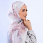 Hijab imprimé en crêpe – Tourbillon de plumes (Collection Ange) – Image 4
