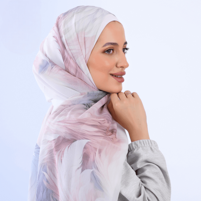 Hijab imprimé en crêpe – Tourbillon de plumes (Collection Ange) – Image 4