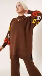 Ensemble tricot marron à motifs géométriques, composé d’une tunique ample et d’un pantalon assorti, idéal pour un style confortable et élégant. Fabriqué en Turquie. de Belle et Voilée.