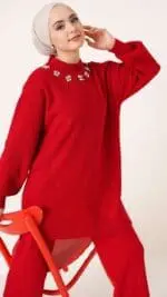 Ensemble tricot rouge perlé, composé d’une tunique ample et d’un pantalon assorti, idéal pour un style confortable et élégant. Fabriqué en Turquie. de Belle et Voilée.