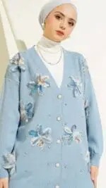 Ensemble tricot 2 pièces bleu clair avec fleurs en 3D, composé d’un pantalon et d’un gilet ample, élégant et confortable. Collection pudique. Fabriqué en Turquie, de Belle et Voilée.
