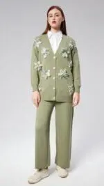Ensemble tricot 2 pièces vert kaki avec fleurs en 3D, composé d’un pantalon et d’un gilet ample, élégant et confortable. Fabriqué en Turquie, de Belle et Voilée.