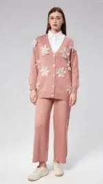 Ensemble tricot 2 pièces rose avec fleurs en 3D, composé d’un pantalon et d’un gilet ample, élégant et confortable. Fabriqué en Turquie, de Belle et Voilée.
