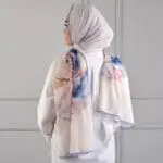 Hijab imprimé en crêpe Belle et Voilée by Nisreen, avec motifs de plumes dessinées, alliant élégance, finesse et qualité exceptionnelle. Fabrication syrienne. Dimensions : 65 x 180 cm