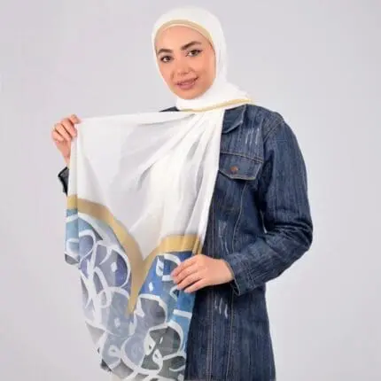 Hijab imprimé en crêpe Belle et Voilée by Nisreen, motifs de lettres arabes, fabrication syrienne