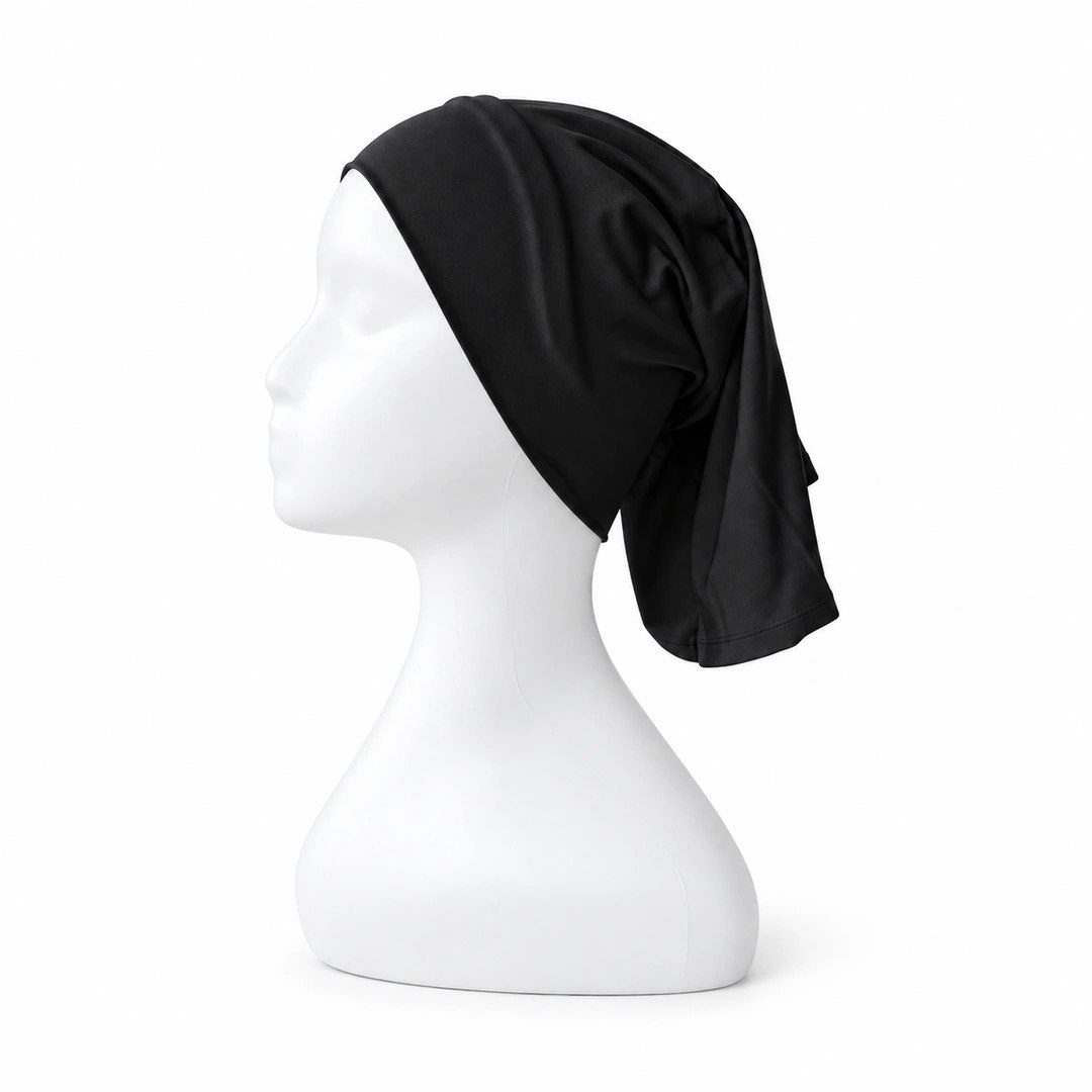Sous-hijab tube en lycra noir sur mannequin – vue de profil Sous-hijab tube en lycra noir sur mannequin – vue de profil