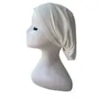 Bonnet fermé en lycra blanc cassé avec ouverture arrière pour cheveux longs
