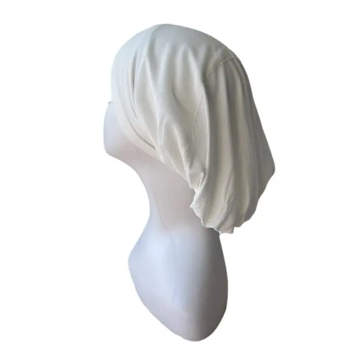 Bonnet fermé en lycra blanc cassé – Sous-hijab cheveux longs – Image 2