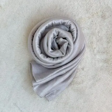 Hijab en jersey premium gris – Doux, fluide et confortable, idéal pour un style élégant et raffiné. Made in Koweit. Vendu par belle et Voilée.