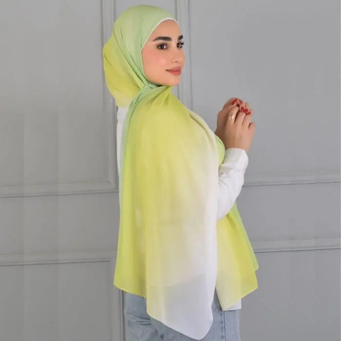 Hijab imprimé en crêpe Belle et Voilée by Nisreen, avec un dégradé jaune inspiré des aurores boréales, léger, fluide et élégant, parfait pour un style raffiné. Fabrication syrienne. Dimensions : 65 x 180 cm