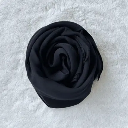 Hijab en crêpe noir – Léger, fluide et élégant, offrant un confort optimal. Fabriqué en Turquie, 70 x 190 cm.