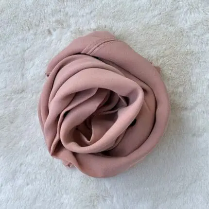 Hijab en crêpe rose poussière – Léger, fluide et élégant, offrant un confort optimal. Fabriqué en Turquie, 70 x 190 cm.