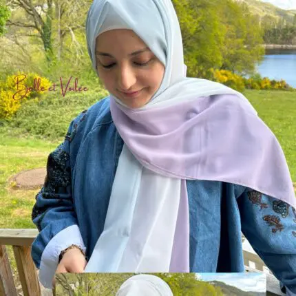 Hijab imprimé en crêpe à rayures claires rose, gris et blanc. fabriqué en Syrie. Vendu par Belle et Voilée.