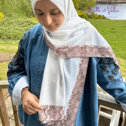 Hijab imprimé en crêpe blanc avec bande marron clair à motif peau de serpent – Élégance Sauvage. Fabriqué en Syrie. vendu par Belle et Voilée.