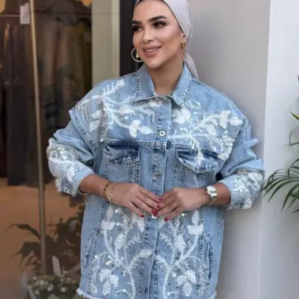 Veste longue en jean brodée avec dentelle blanche, style casual chic pour le Printemps-Été. De Belle et Voilée. Fabriquée en Turquie.