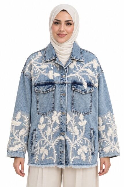 Veste longue en jean bleu clair brodée de dentelle blanche, vue de face sur une mannequin portant un hijab