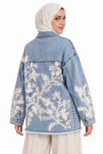 Veste longue en jean brodée de dentelle florale blanche - Style casual chic – Image 3