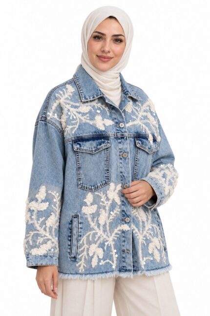 Veste longue en jean bleu clair à dentelle blanche, vue de trois quarts sur une mannequin portant un hijab