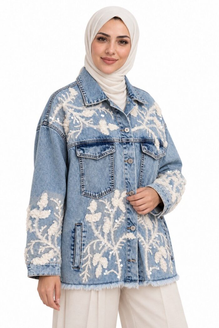 Veste longue en jean bleu clair à dentelle blanche, vue de trois quarts sur une mannequin portant un hijab