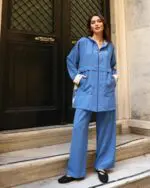 Ensemble 2 pièces en crêpe bleu à capuche en tissu crêpe stretch pour femme. Fabriqué en Turquie. Vendu par Belle et Voilée.