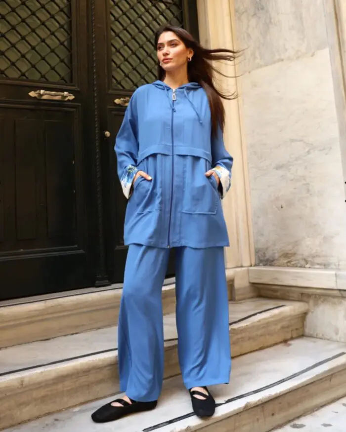 Ensemble 2 pièces en crêpe bleu à capuche – Chic & Léger pour l’Eté – Image 7