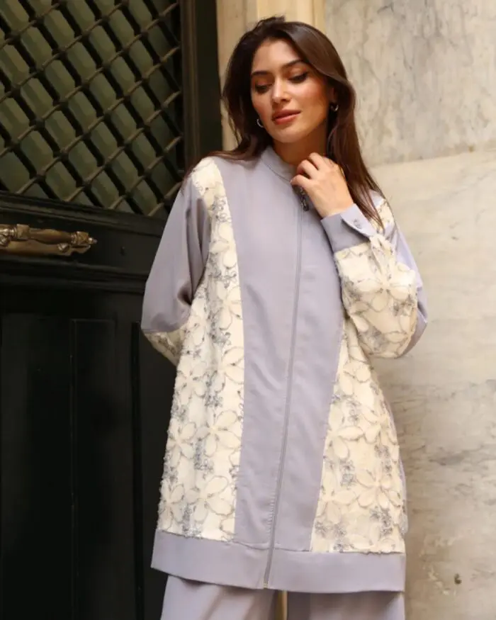 Ensemble 2 pièces en crêpe gris brodé – Chic & léger pour l’Eté – Image 2