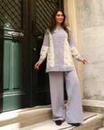 Ensemble 2 pièces en crêpe gris brodé – Chic & léger pour l’Eté – Image 3