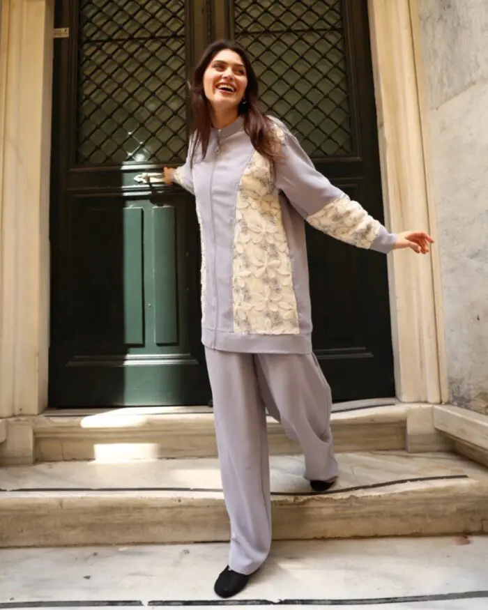 Ensemble 2 pièces en crêpe gris brodé – Chic & léger pour l’Eté – Image 6