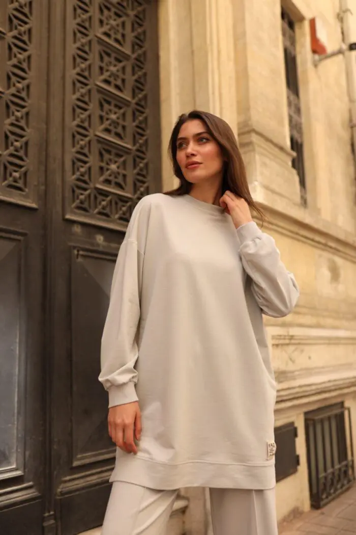 Ensemble 2 pièces en coton gris clair – Look épuré et confort – Image 2