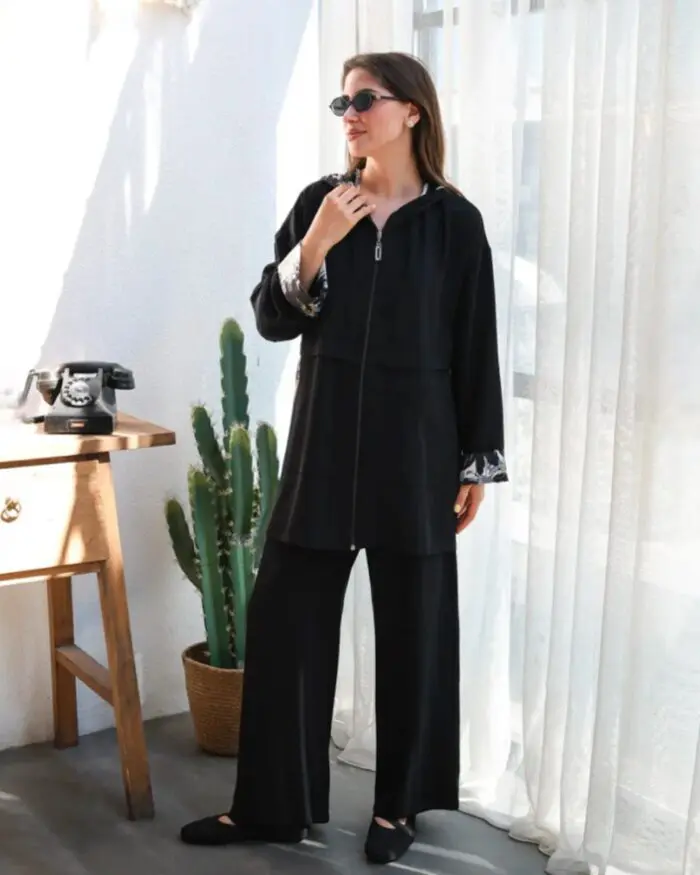 Ensemble 2 pièces en crêpe noir à capuche – Chic & Léger pour l’Eté – Image 4