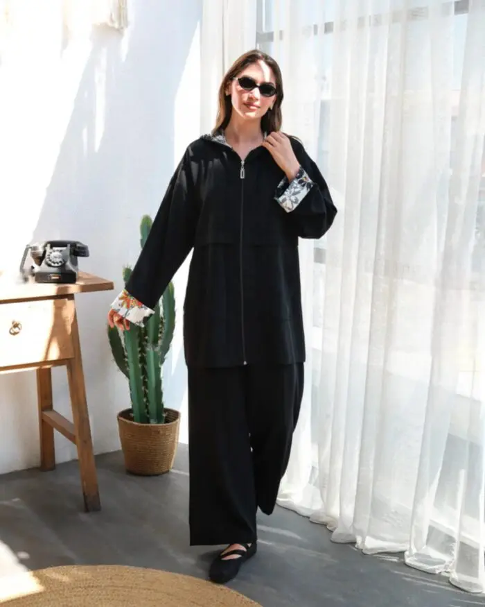 Ensemble 2 pièces en crêpe noir à capuche – Chic & Léger pour l’Eté – Image 2