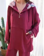 Ensemble 2 pièces en crêpe rouge bordeaux à capuche – Chic & Léger pour l’Eté – Image 8