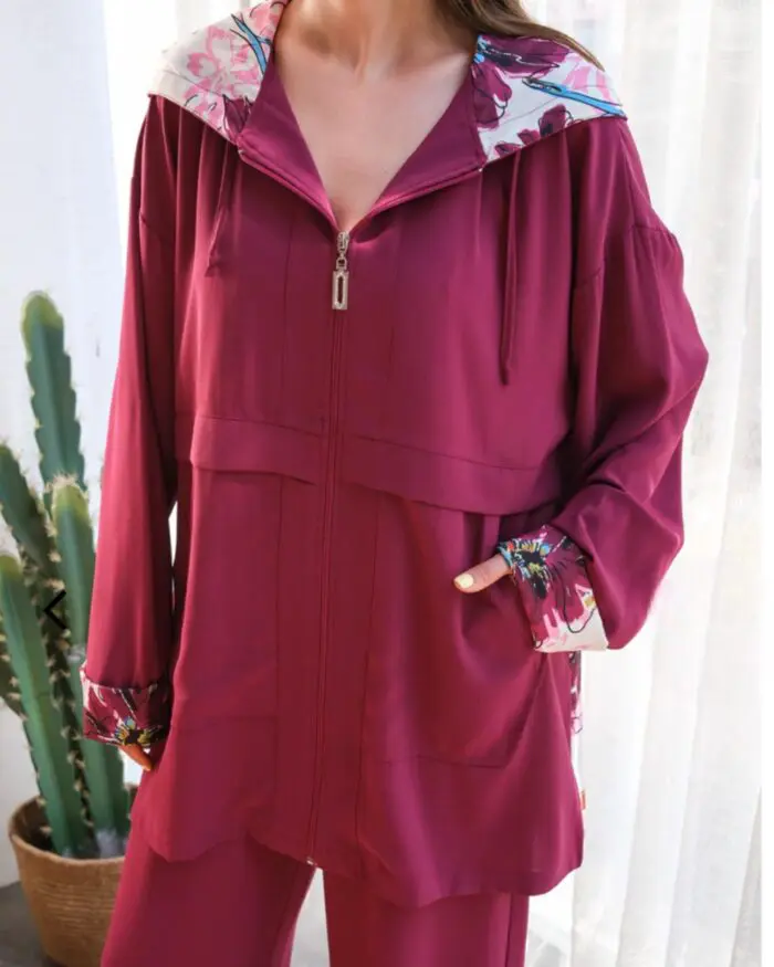 Ensemble 2 pièces en crêpe rouge bordeaux à capuche – Chic & Léger pour l’Eté – Image 8