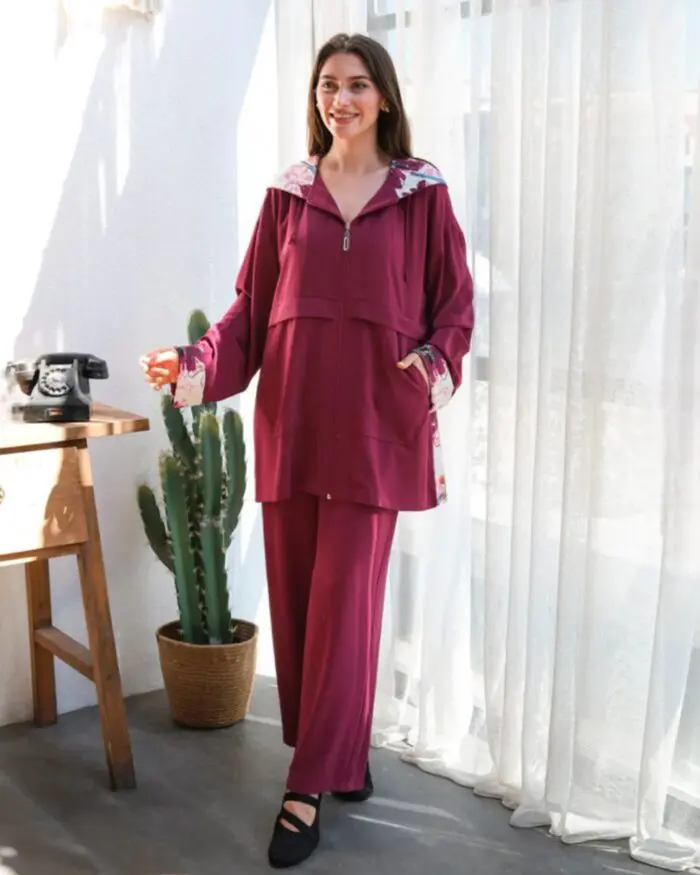 Ensemble 2 pièces en crêpe rouge bordeaux à capuche – Chic & Léger pour l’Eté – Image 7