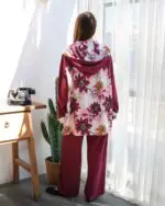 Ensemble 2 pièces en crêpe rouge bordeaux à capuche – Chic & Léger pour l’Eté – Image 4