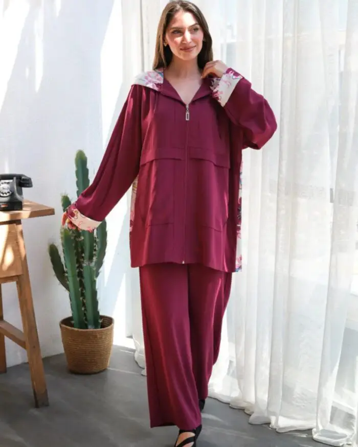 Ensemble 2 pièces en crêpe rouge bordeaux à capuche – Chic & Léger pour l’Eté – Image 3