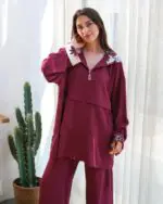 Ensemble 2 pièces en crêpe rouge bordeaux à capuche en tissu crêpe stretch pour femme. Fabriqué en Turquie. Vendu par Belle et Voilée.