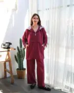 Ensemble 2 pièces en crêpe rouge bordeaux à capuche – Chic & Léger pour l’Eté – Image 2