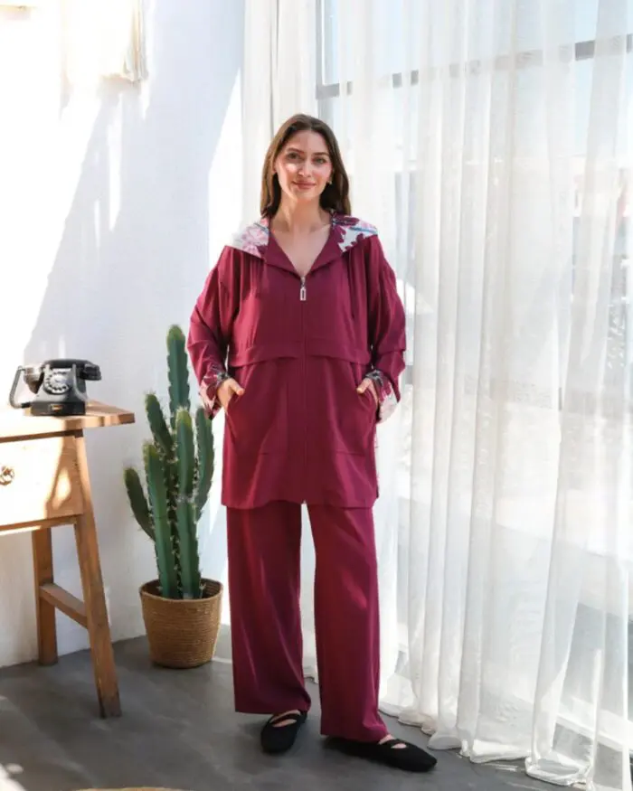 Ensemble 2 pièces en crêpe rouge bordeaux à capuche – Chic & Léger pour l’Eté – Image 2