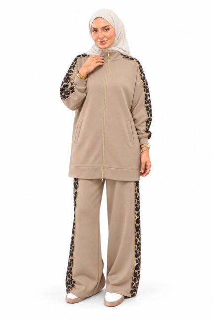 Ensemble 2 pièces en coton beige avec bandes à motif léopard, porté par une mannequin voilée – vue de face
