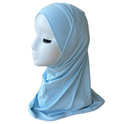Hijab 2 pièces en lycra bleu ciel, élégant et confortable, idéal pour un maintien parfait et une touche raffinée. Vendu par Belle et Voilée. Fabrication syrienne.